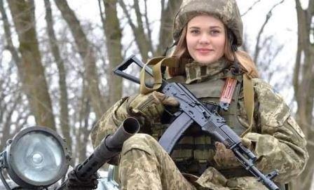 Tentara wanita Ukraina, Nadia Babych berjaga-jaga di pos pemeriksaan dekat kota Zolote di Ukraina timur – wilayah yang rawan konflik dengan Rusia