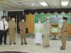 Bupati Hulu Sungai Selatan H. Achmad Fikry menyerahkan insentif untuk ustaz dan ustazah.