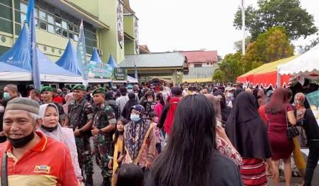 Pasar Murah yang berlangsung di halaman Makorem 101/Antasari Banjarmasin