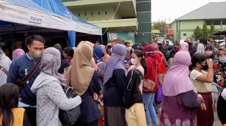 Pasar Murah yang berlangsung di halaman Makorem 101/Antasari Banjarmasin