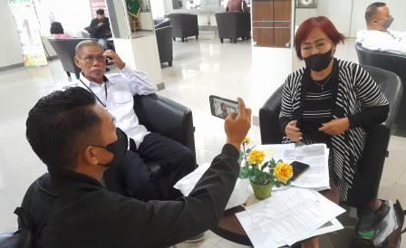 Seorang warga, Lenny saat bersama kuasa hukumnya.