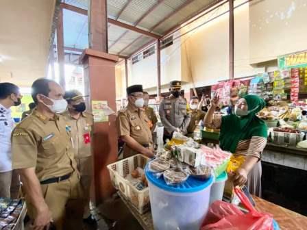 Menjelang Hari Raya Idul Fitri 1443 Hijriah, Bupati HSS, Achmad Fikry melakukan pemantauan harga bahan pokok ke Pasar Los Batu Kandangan. Senin (25/4/2022) siang.