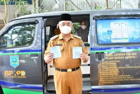 Bupati Hulu Sungai Selatan menyerahkan SPPT dan DHKP kepada Camat se Kabupaten Hulu Sungai Selatan.