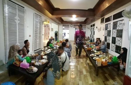 Alumni MAN 2 Barabai menggelar kegiatan berbuka puasa bersama.