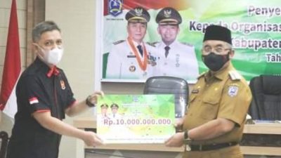 Bupati HSS Serahkan Dana Hibah Untuk Lima Organisasi Pemuda dan Olahraga, KONI Rp10 Miliar