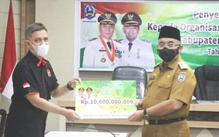 Bupati HSS menyerahkan dana hibah.