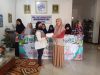 HRD PT. Media Banjar Grup, Nur Husnul Khotimi menyerahkan donasi kepada pengurus Panti Asuhan Putri Muhammadiyah Martapura, Sabtu (16/4/2022). (Foto: Koranbanjar.net)