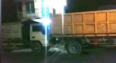 Deretan truk yang antre solar di SPBU Mandingin Barabai viral di media sosial