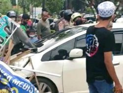 Honda Jazz Hilang Kendali, Hantam Dua Kendaraan dan Lapak Jualan