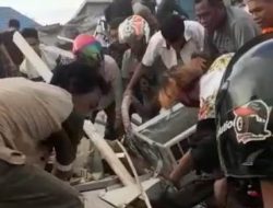 Pegawai Alfamart di Gambut Terjepit Reruntuhan, Warga Setempat Bantu Evakuasi