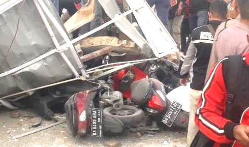 Tidak hanya korban yang tertimbun, tetapi sejumlah kendaraan tampak juga tertinduh reruntuhan bangunan di lokasi Alfamart runtuh, Gambut, Kabupaten Banjar.