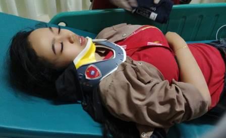 Satu di antara sekian banyak korban yang dirawat di rumah sakit, sepertinya masih mengalami syok. 