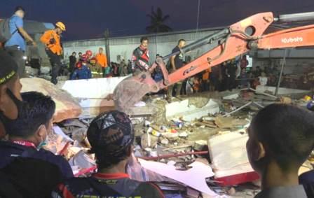 Petugas dari Basarnas, Relawan, pihak berwenang serta ratusan warga melakukan proses pencarian dan evakusi korban non bencana, Alfamart runtuh di Jl A Yani Km 14, Gambut, Kalsel. 