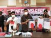Kasat Reskrim Polres Kotabaru AKP Abdul Jalil, didampingi KBO Satreskrim, Serta Polres Kelumpang Hilir saat pers rilis perkara arisan bodong . (Sumber Foto: cah/koranbanjar.net)