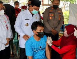 Paman Birin Pantau Langsung Vaksinasi Bergerak di Gambut