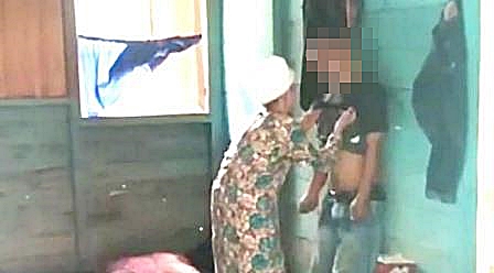 Kejadian mengharukan seorang ibu membersihkan pakaian anaknya yang gantung diri di Barabai, Kabupaten HST, Kalsel.