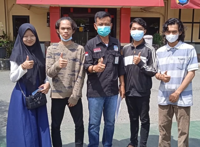 Para korban berfoto bersama Kuasa Hukum.