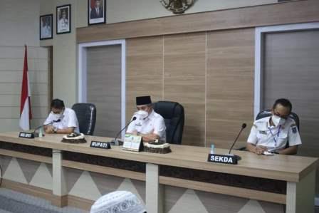 Untuk menjaga silaturrahmi dengan para wartawan, Bupati Hulu Sungai Selatan,H. Achmad Fikry didampingi Wakil Bupati Syamsuri Arsyad, mengumpulkan para wartawan yang bertugas di Kabupaten HSS, di Aula Ramu Setda Kabupaten Hulu Sungai Selatan, Rabu (27/4/2022) pukul 07.45 wita.