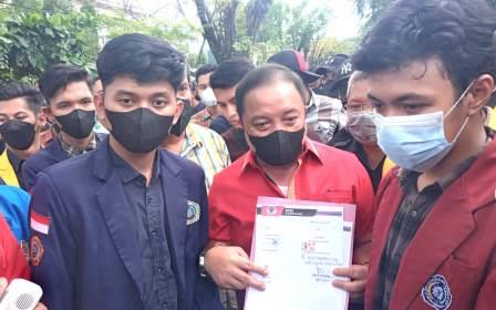 Wakil Ketua DPRD Kalsel, Rosehan NB menerima tuntutan mahasiswa. 