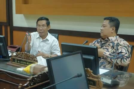 Ketua Pansus III DPRD Provinsi Kalimantan Selatan bidang Pembangunan dan Infrastruktur, Hasanuddin Murad dalam kunjungannya bersama rombongan ke DPRD Jawa Timur.(foto: dok)