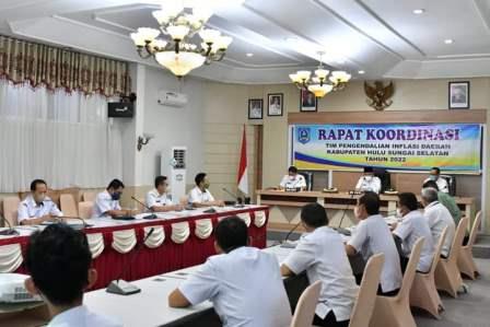 Bupati Hulu Sungai Selatan memimpin rakor terkait inflasi di daerah.(foto: istimewa)