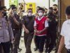 Terpidana Herry Wirawan (ketiga kanan) berjalan memasuki ruangan untuk menjalani sidang vonis di Pengadilan Negeri Bandung, Jawa Barat, Selasa (15/2/2022).(ANTARA FOTO/Novrian Arbi)