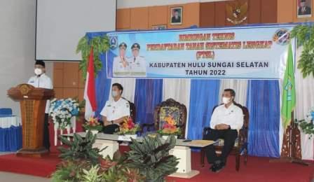 Bupati Hulu Sungai Selatan H. Achmad Fikry ketika membuka Bimbingan Teknis Pendaftaran Tanah Sistematis Lengkap (PTSL) di Aula Kecamatan Kandangan, Rabu (6/4/2022) siang.