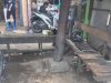 TKP PEMBUNUHAN - Korban diserang saat duduk ngobrol di pangkalan ojek depan pertokoan minyak wangi Pasar Lama Banjarmasin inilah tewas bersimbah darah.(foto: leon)