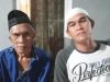 Ayah korban, Amat Iriansyah bersama adik kandung korban pembunuhan di Pasar Lima Banjarmasin, Rahman saat diwawancarai wartawan koranbanjar.net di rumahnya di Kelurahan Teluk Tiram Darat, Banjarmasin.(koranbanjar.net)