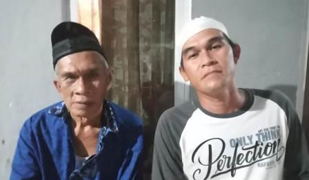 Ayah dan adik korban pembunuhan di Pasar Lima, Banjarmasin, Kalsel, saat diwawancarai koranbanjar.net. (foto: leon)