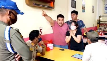 Capture video saat pemilik cafe marah-marah memanggil Ibnu Sina. (koranbanjar.net)