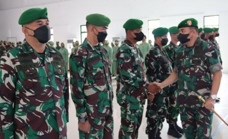Danrem 101/Antasari, Brigjen TNl Rudi Puruwito berselaman dengan prajurit naik pangkat.(koranbanjar.net)