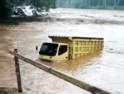 Selagi Asyik Dicuci, Truk Ini Kelelep di Taman Wisata Manggasang   