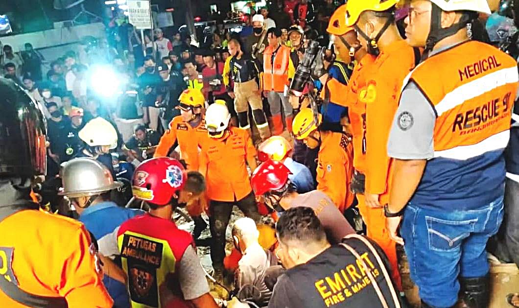 Ratusan warga beserta para petugas dari Basarnas dan relawan berjibaku melakukan pencarian dan evakuasi korban yang tertimbun reruntuhan bangunan Alfamart di Gambut, Kalimatan Selatan.