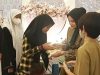 dr. Ayua Widyaningrum bersama putranya mmbagikan bingkisan untuk anak-anak yatim piatu di Hotel Treepark Banjarmasin.