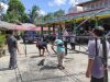 Panitia bersma warga sedang mendirikan tenda di halaman masjid untuk menampung masyarakat yang menghadiri dan mengikuti kegiatan batumbang apama besok.(foto: ramli)