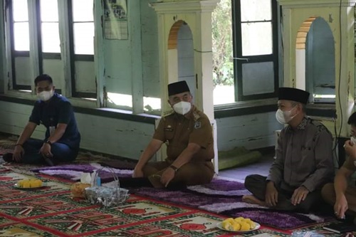 Bupati HSS, Achmad Fikry saat menghadiri acara silaturrahmi dengan warga.