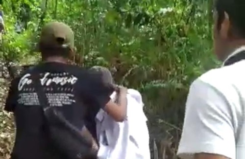 Korban saat ditemukan dan digendong warga setempat.
