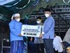 Bupati menyerahkan bantuan sebesar Rp30 juta untuk pembangunan majlis taklim.