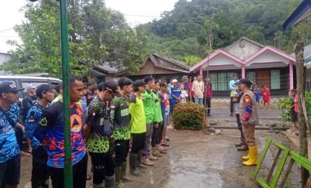 Relawan siap melakukan pencarian. 