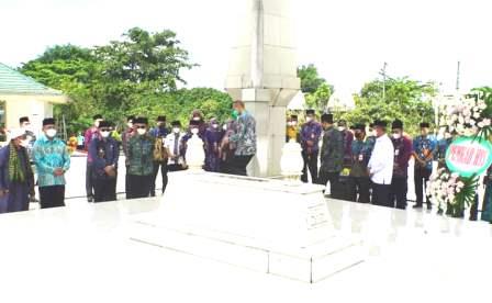 Ziarah makam para tokoh banua. 