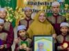 RL (Umi) bersama anak panti.(koranbanjar.net)
