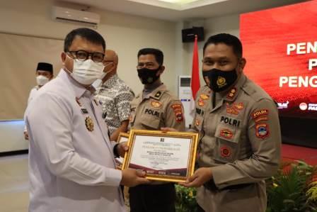 Kapolres Hulu Sungai Tengah AKBP Sigit Hariyadi memperoleh penghargaan dari Direktorat Jenderal Pemasyarakatan, Irjen Pol Drs. Reynhard SP Silitonga.
