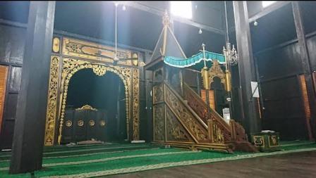 Bagian dalam Masjid Baangkat. 