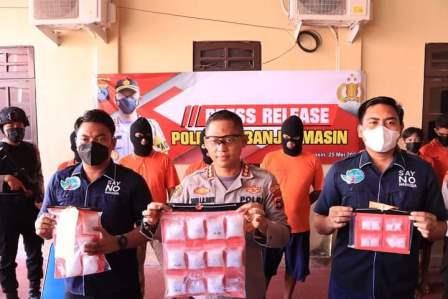 Polresta Banjarmasin mengungkap kronologis dua kasus besar, pertama kasus kejahatan begal dan kasus narkoba jenis sabu dengan barang bukti sebanyak 1,4 kilogram lebih atau 1.453,26 gram.