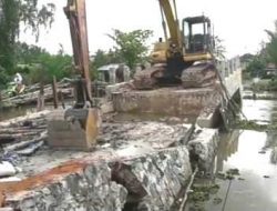 Proyek Jembatan Desa Mekarsari Tatah Makmur Rp1,8 Miliar Mangkrak, Konstruksi Berantakan   