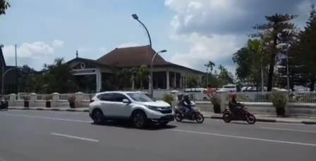 Jalan lengang di depan Mahligai Pancasila