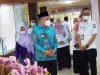 Bupati HSS, Achmad Fikry memantau persiapan di lantai tiga Pasar Los Batu Kandangan.