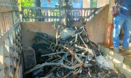 Sepeda motor 4 buah milik Heru hangus terbakar.(koranbanjar.net)