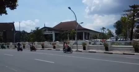 Jalan lengang di depan Mahligai Pancasila